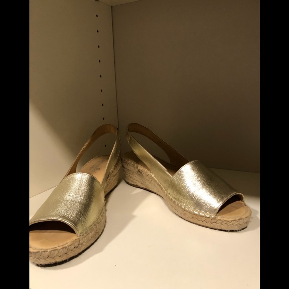 1 pair platform sandals.